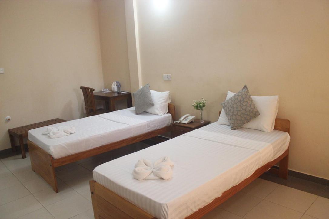 Hotel Oviya Vavuniya Екстериор снимка