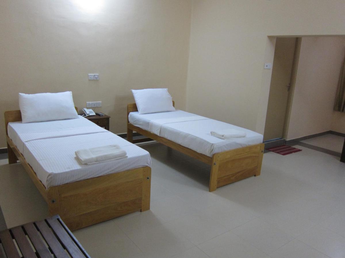 Hotel Oviya Vavuniya Екстериор снимка