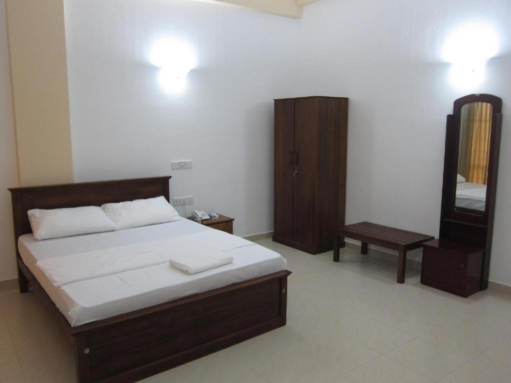 Hotel Oviya Vavuniya Екстериор снимка