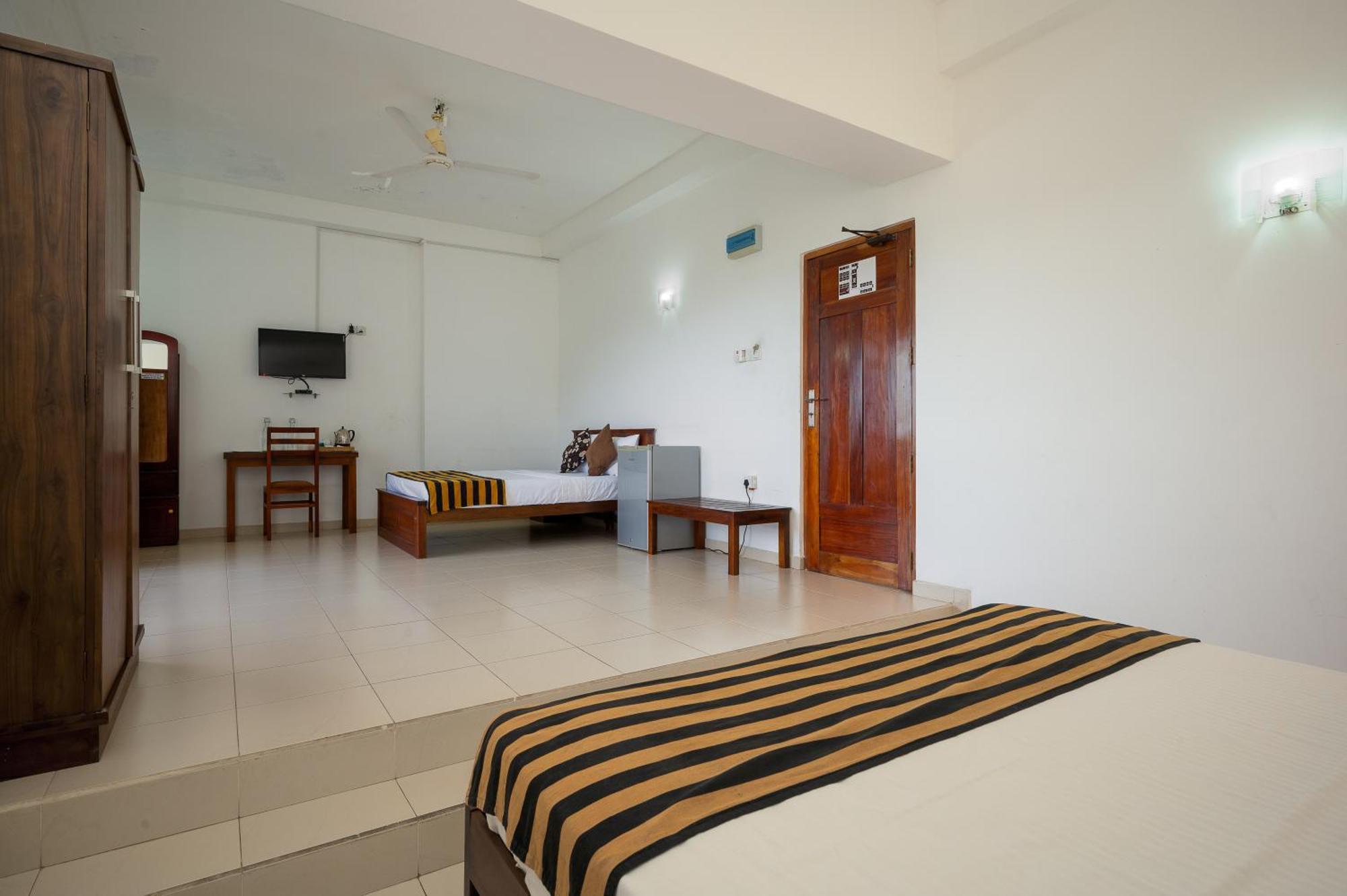 Hotel Oviya Vavuniya Екстериор снимка