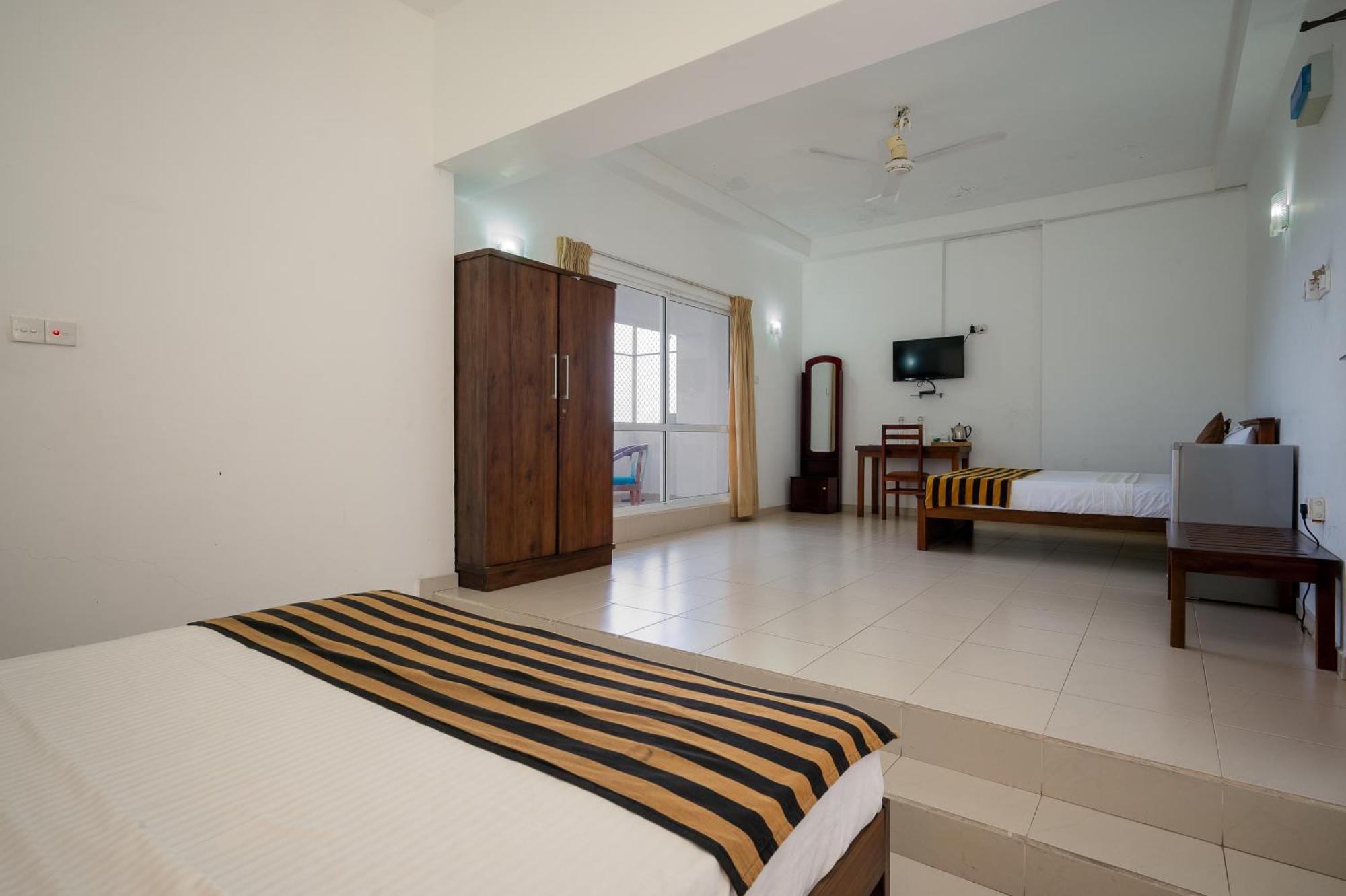 Hotel Oviya Vavuniya Екстериор снимка