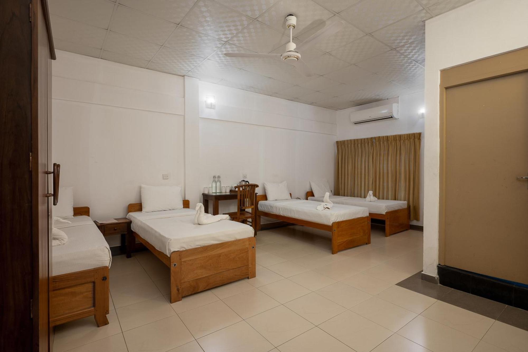 Hotel Oviya Vavuniya Екстериор снимка