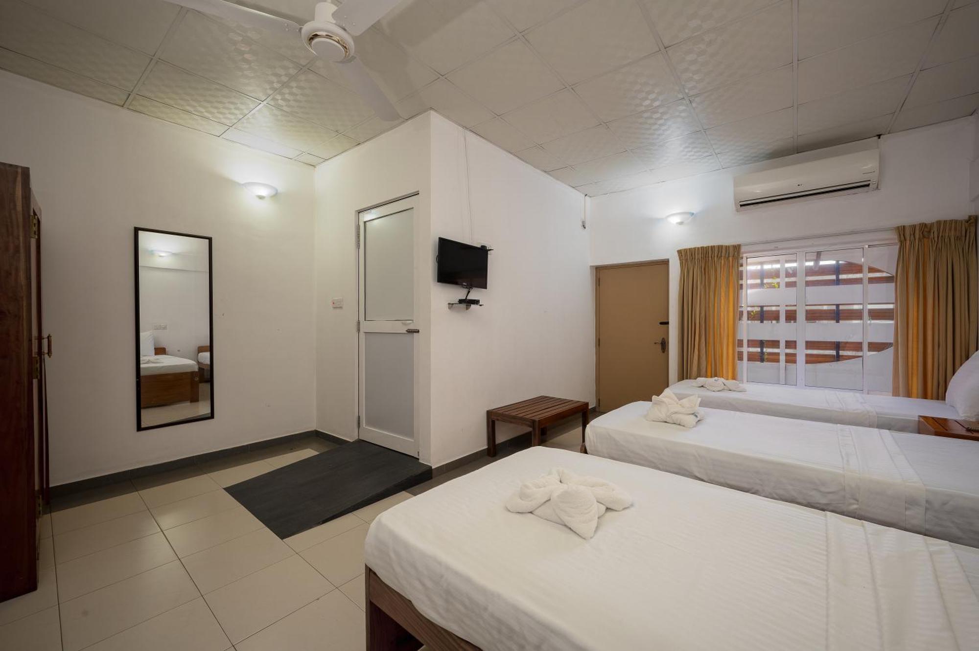 Hotel Oviya Vavuniya Екстериор снимка
