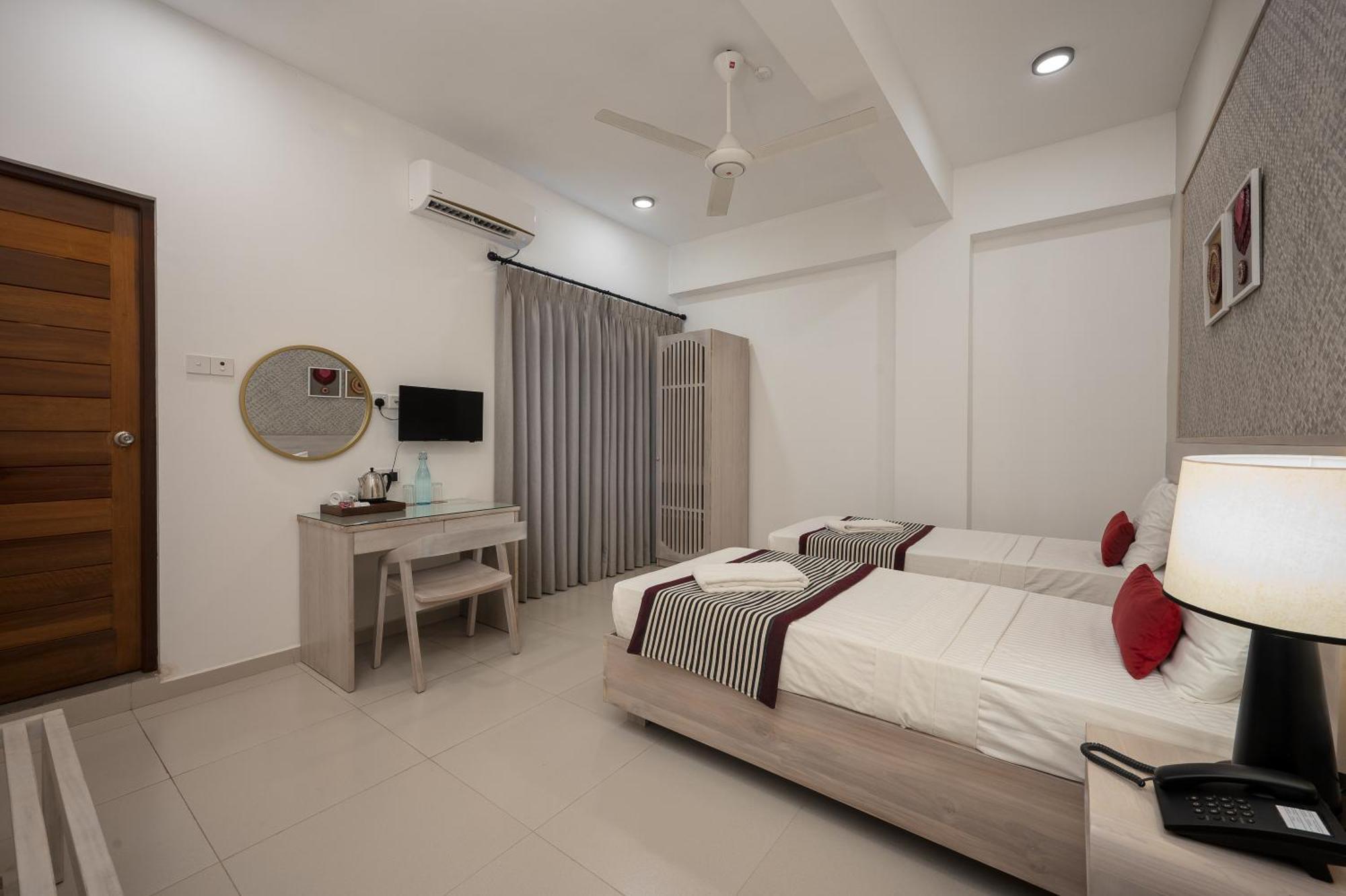 Hotel Oviya Vavuniya Екстериор снимка