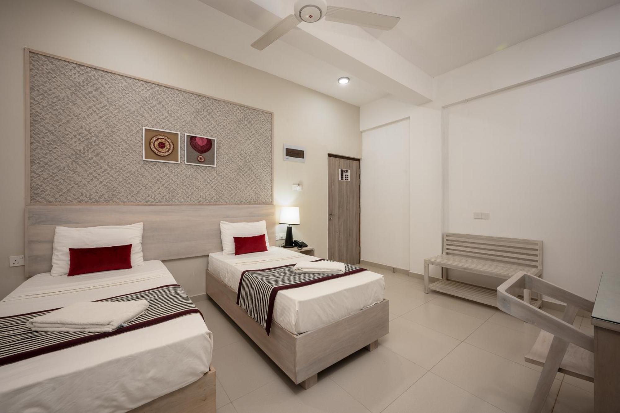 Hotel Oviya Vavuniya Екстериор снимка