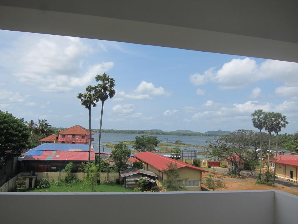 Hotel Oviya Vavuniya Екстериор снимка