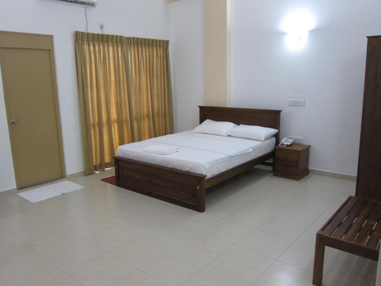 Hotel Oviya Vavuniya Екстериор снимка