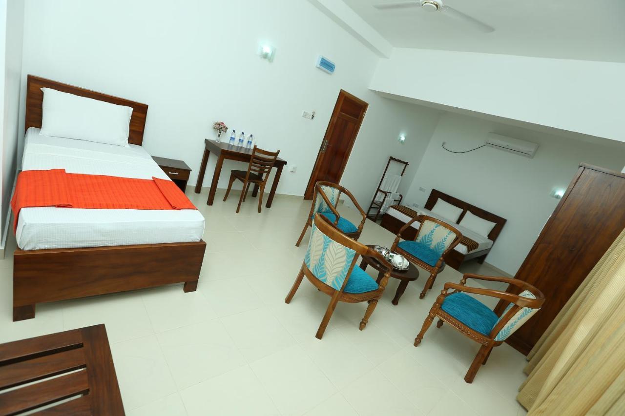Hotel Oviya Vavuniya Екстериор снимка
